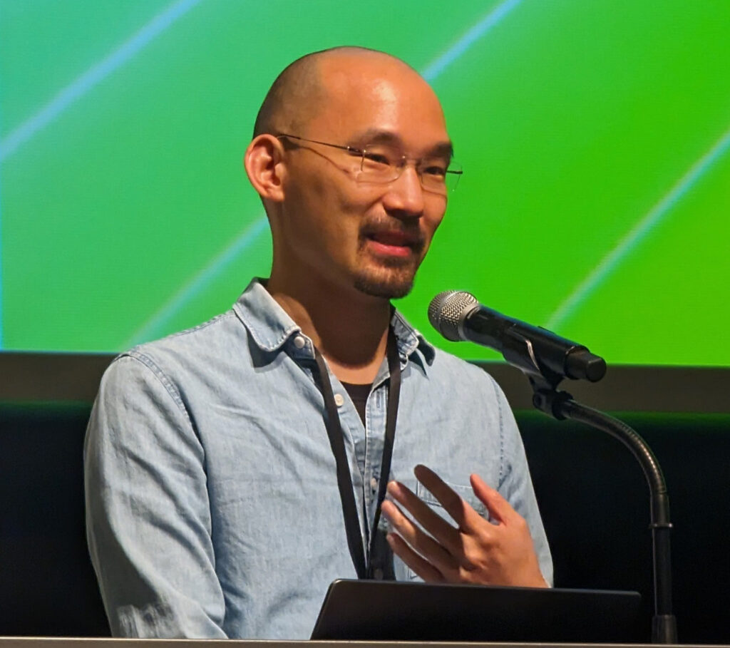 輝達空間運算與XR副總裁David Chu認為,頭戴裝置與眼鏡不再只是消費端的顯示終端,而是Physical AI取得空間感知、企業知識與訓練資料的介面