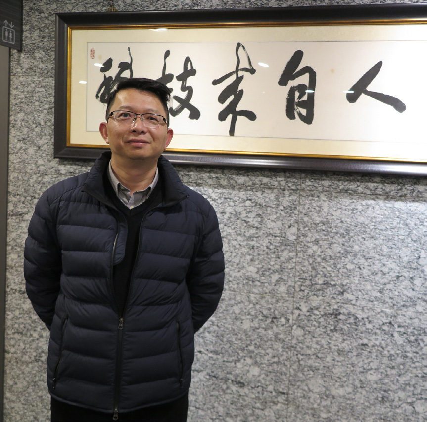 台灣XR智能產業發展協會理事長鄭育鎔表示，生成式AI不僅能夠提升內容創作能力，還能優化人機互動方式