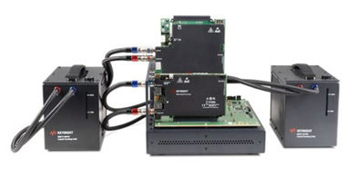 圖1　是德科技P5570A PCIe 6.0協定分析儀在後、練習器在前，兩者固定於底部的測試背板上
