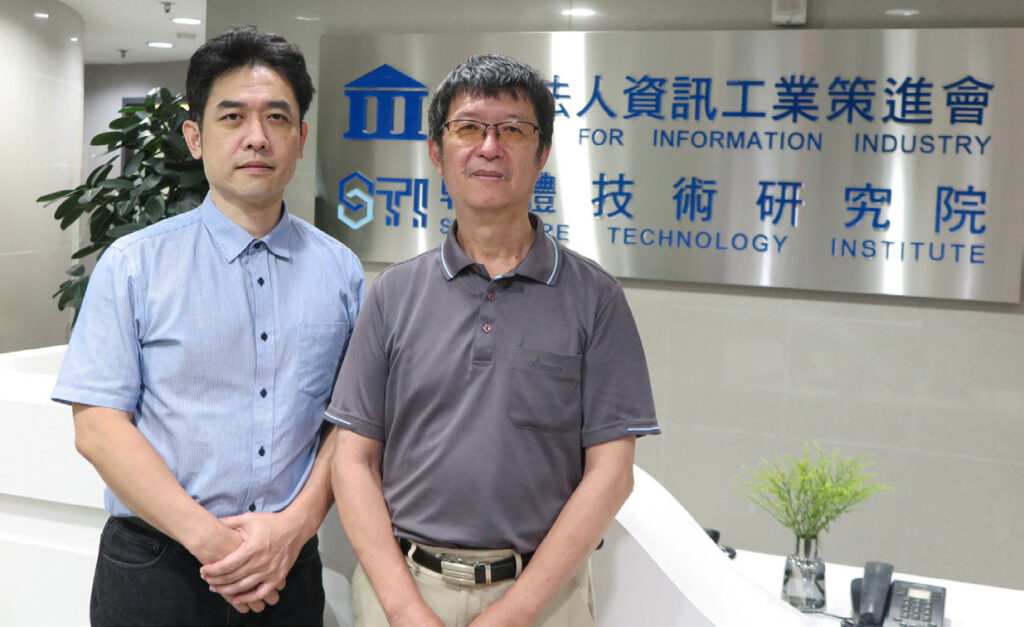 資策會軟體院組長李永台(右)表示，6G在一開始就決定以單一架構為主，架構設計回到明確、單純、可擴張的基礎；資策會軟體院主任吳明儒(左)