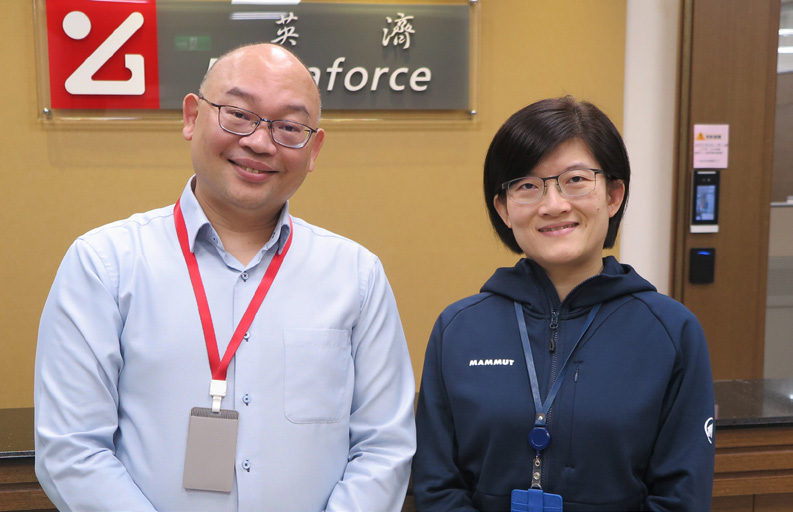 英濟執行長特助徐婉晟(右)，英濟光電發展處業務部經理林啟舜(左)